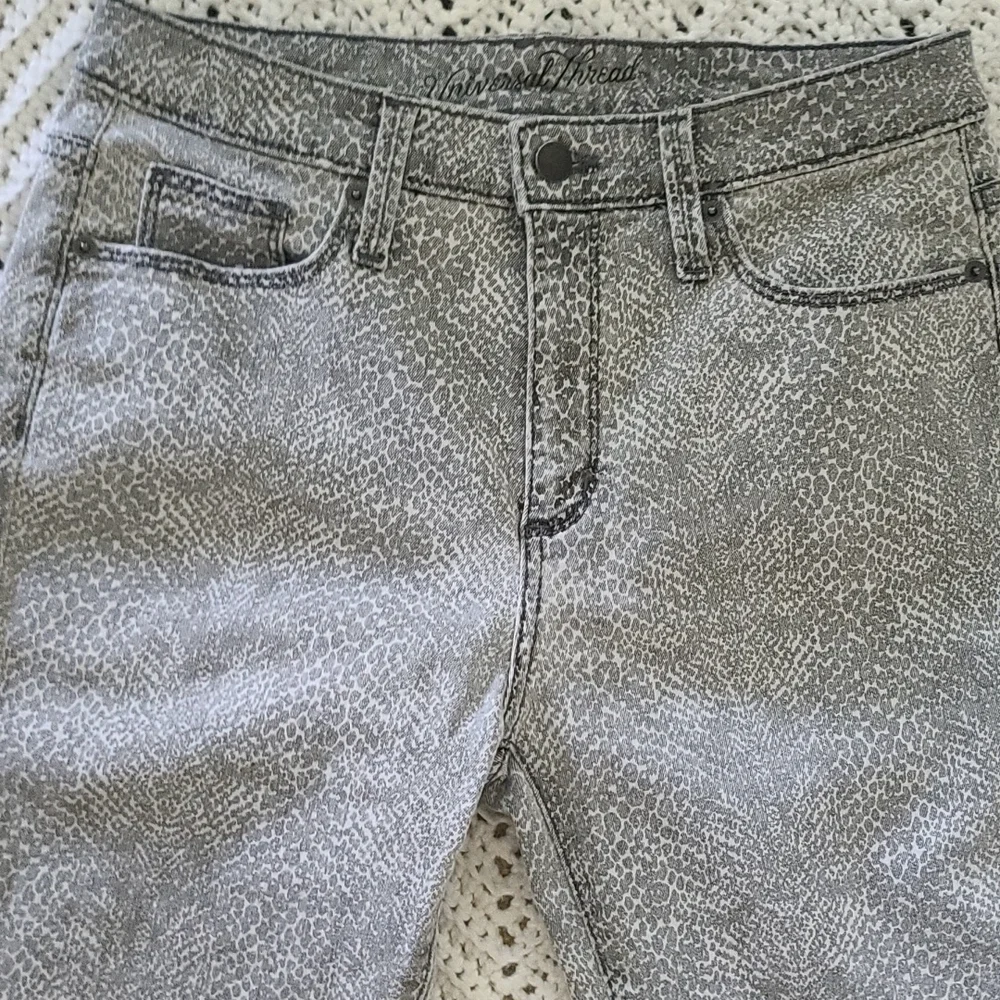 Gray reptile print pants universal thread size 8
